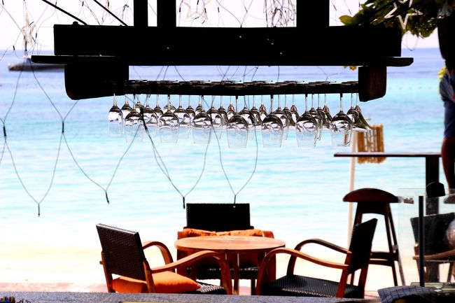 ☆Akira Lipe Resort , Pattaya Beach @ Koh Lipe Thai<br /><br />ワイングラスホルダーがフォトジェニックなサンケンバー。
