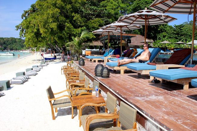 ☆Akira Lipe Resort , Pattaya Beach @ Koh Lipe Thai<br /><br />ビーチにもくつろぎセットがあるけでど<br />直射日光が暑いので利用している人は誰もいません。