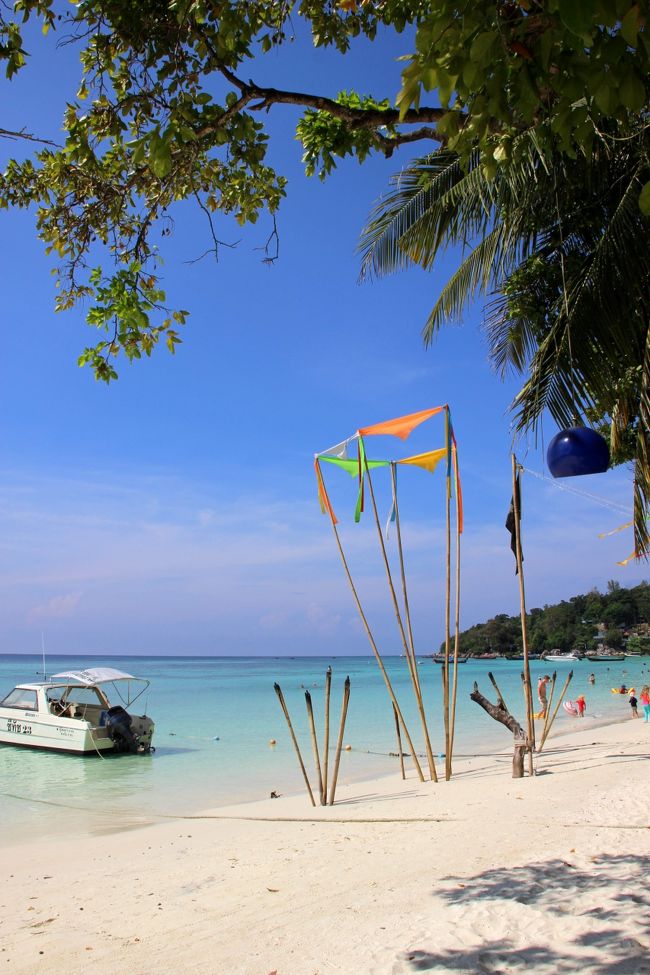 ☆Ialander Beach Bar , Pattaya Beach @ Koh Lipe Thai<br /><br />パタヤビーチの東端から写真を撮りながら歩き始め<br />見えてきたのがIslander Barの新しいオブジェ。<br />写真的には絵になるけど、どうみても違法工作物。<br />