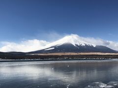 続いて、山中湖畔にある「長池親水公園」に来ました。

ちょうど雲が薄れてきました。素晴らしい眺めです。

山中湖は凍っています。

良く見ると、写真の真ん中に小さな白い塊が見えます。