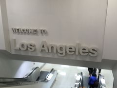 出発が早かったので、かなりの早くロサンゼルスに到着。

到着したゲートはターミナルBから最果てのターミナル8の86A。