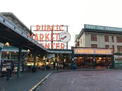 まずはPike Place Market。
週末の日中はかなり混みますが、早い時間だと空いてておすすめです。