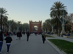 バルセロナ凱旋門までの公園。賑やかです。