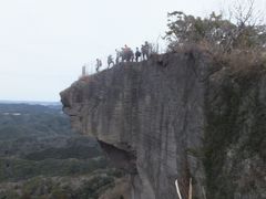 これが「地獄のぞき」。
絶壁の上に突き出した岩盤で、約100mの高さです。
次男夫婦と家内があそこまで行き、私はここで写真を撮ります。
（前回行って、もう懲り懲りです）