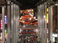 パゴダストリートの提灯のきらめき。もちろん人でいっぱいです。


