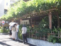 そして、亀戸のおやつは船橋屋。葛餅のお店。

中で食べても雰囲気あって美味しくて良いんだけど
大体いつも行列なので、それなら並ばずに
店舗の左側でお土産を買おう。
イートインで並ぶのは右側で、テイクアウトだけなら左側で並ばず買えます。