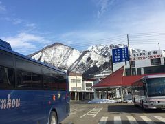 越後湯沢駅に到着！

山にも雪が積もっています。きれいですね～～。