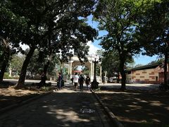 通りを渡った所にあるのは　広場　『Plaza Jaro：ハロ公園』になります
Plazaってのは公園です　教会の側には必ず　公園があります　これは基本ですね