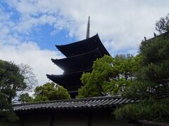 4月18日　雨もやんで曇り空～
ホテルに荷物を預けて徒歩で東寺に向かいます