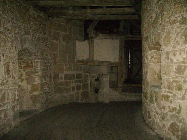 市壁の道よりは広いけど、暗い～