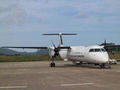 石垣空港到着。
出口へは歩いて向かう。
新機材Q400CC、快適でした。