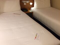 駅で降りてホテルまでは、少し狭い通りだったため、道に迷いながら到着。11時過ぎだと自動ドアはあかないが、入り口に呼び鈴があるのでそれを押したらフロントの人が明けてくれて無事チェックインができました。
（チェックインしたあとは部屋のカードをかざすことで出入りができるようになります）

部屋はツイン。アコーのセールで朝食付きで約140ドルでした。
とりあえずSIMを入れ替え、無事開通を確認（IIJをiphone５Sで利用中ですが入れ替えるだけで通じました。）
到着後小腹がすいたので、近くのスーパーで水だのヨーグルトだの買って食べて就寝。