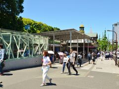 せっかく新宿にやってきたので、デパ地下であれこれ調達し、お出かけです。