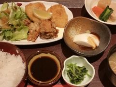 　「エビかつ定食」800円。間違えてお豆腐を付けてしまったそうで「サービス」と言うことにしてくれました。ラッキー。揚げ物は熱々で女性には適量で、美味しかったです。