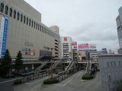 日曜朝のJR八王子駅．
中央線で高尾駅へ向かう．