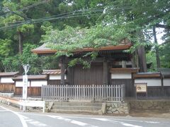 山田駅から北西へ約500m，廣園寺．
1389年創建，本尊地蔵顔王菩薩の臨済宗寺院．山号は兜卒山．
境内拝観自由，所在地八王子市山田町．
写真は総門．1830年建造，木造四脚門，切妻造，銅板葺，東京都指定文化財．
