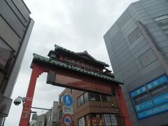 高幡不動の参道通り商店街を抜け高幡不動を目指す．