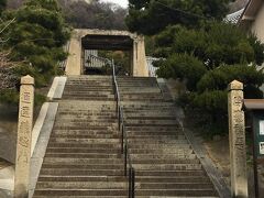 細い路地と坂道を抜け、持光寺にやってきました。