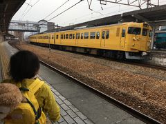 この黄色い在来線ともこれでお別れです、
初めてこんなに間近で見る列車や踏切に子供は夢中になっていました。
三原までJRで、そこからリムジンバスに乗り換え広島空港を目指します。