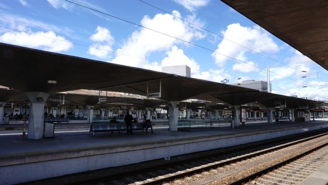 ポルトCampanha駅で電車にのりリスボンへ・・・2時間遅れですが、無事リスボンに到着できてよかったです。オヤツを買い込んでいて正解でした。きゃりぱみゅぱみゅ好きのアート系の地元学生たちと同じ車両でした。日本が好きなようです。
