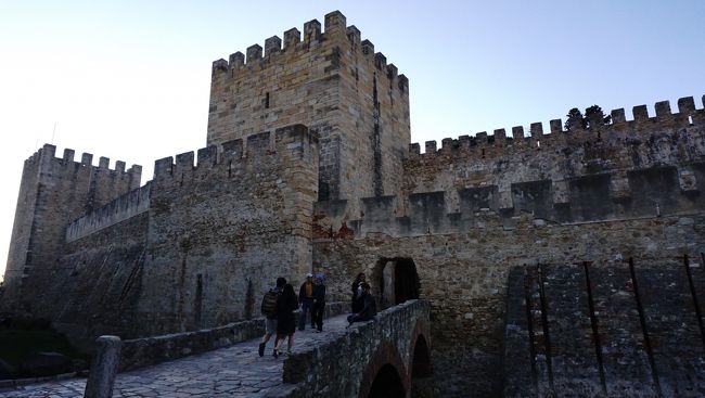 急いでサンジョルジュ城に・・・スペインの南部と同じく、中東の影響を受けていてかっこいいお城です。