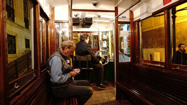 路面電車の中はこんな感じです。すぐに人でいっぱいになりました。