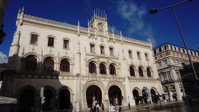 美しいロシオ駅から電車でシントラへ！