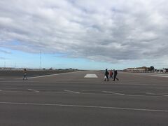 大変珍しい空港で離着陸のない時間帯は、このように滑走路をクルマや人が横断しています。