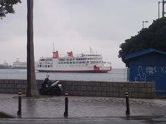 ペリー上陸紀年碑のあるペリー公園の目の前は海。道路部分は埋め立てでつくられたとのことですが、すぐ前を東京湾フェリーが行き交います。