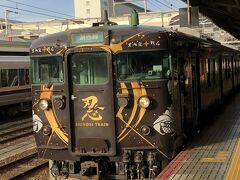 京都駅に到着。忍者をイメージした塗装の列車が止まっていました。