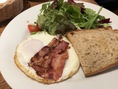 京都御苑から南方向に合ったカフェで朝食を