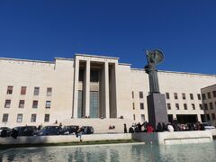 さて、まずはローマ・ラ・サピエンツァ大学へ。ローマ大はファシスト政権期の建築の代表例とされており、ピアチェンティーニを中心に多くの合理主義建築が作られています。