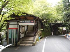 12：12　貴船神社の一の鳥居の撮影を終えて、貴船口駅へ。
叡山鉄道で鞍馬に向かいます。
予定より30分ほど早く貴船口駅に到着したので、ゆっくり鳥居を撮影していたのですが・・・