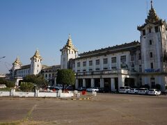 ヤンゴン中央駅到着しました。
一部案内に英語表記されていましたが全般的に外国人には優しくない印象でした。
