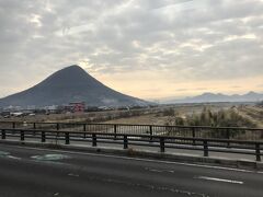 車窓から、讃岐富士が見えてきました。