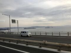 坂出インターから高速道路へと。

瀬戸大橋を渡ります。