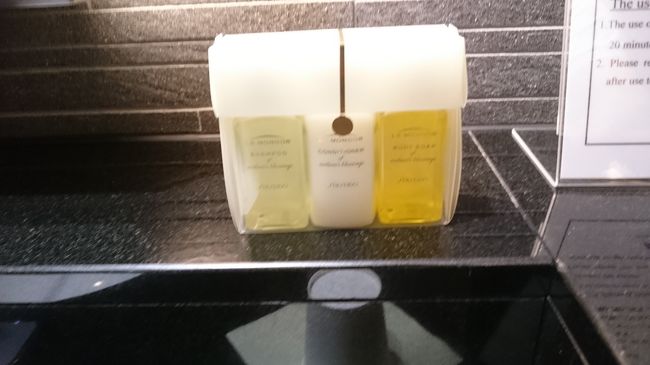 高級シャンプー＆リンス＆ボディーソープセットです。<br />ホテルこぶぞう（自宅）のシャンプ＆リンスはジョンマスターなので、<br />こんな高級セットもったいなくて使えません・・・お土産にっ(笑)。<br />