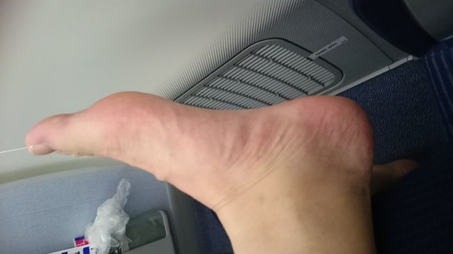 おとなり空席でしたので、足のむくみちぇーっく！<br />倍ぐらいに腫れてます・・・。<br />もはや足首とアキレス腱がわかりません・・・。<br />「羽田⇔那覇なんざ、準備体操にもならんっ」と思っていましたが、<br />ジジィの体には深刻な状態です、、、飲み過ぎてむくんでる？<br />