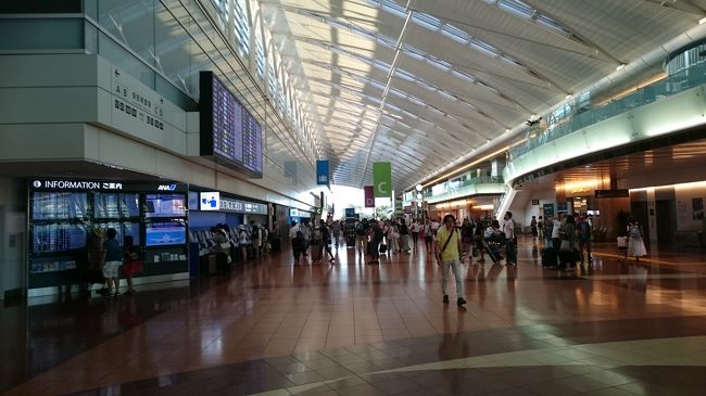 まずは、朝の羽田空港から。<br />