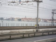 パドバから４０分程ヴェネツィアの建物が見えてきました。バスは本土側で乗り入れ手続きをして橋を渡り、島の外れにあるトロンケット駐車場へ向かいます。