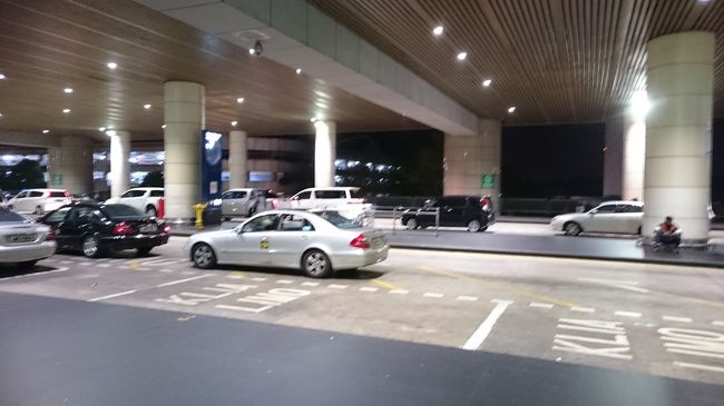 でも、外は真っ黒です。