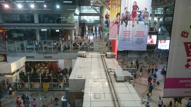 モノレールで、クアラセントラルからパサールセニへ。