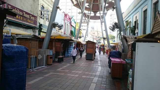 まだ、８時台なので全くお店が空いてませーん・・・。