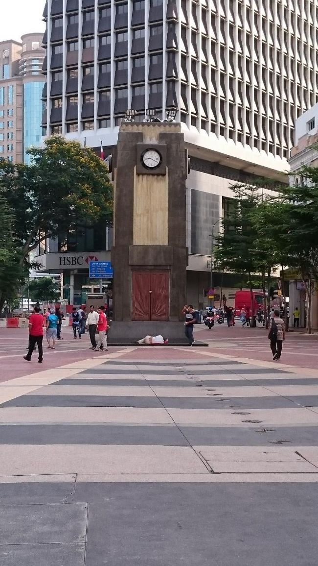 現地人がタムロする公園で「ぷはぁ～」・・・。<br />写真では人がいないように見えますが、結構沢山の人がいました。<br />朝からビール飲んでるのはこぶぞうぐらい・・・<br />「あの人に近寄りたくない・・・」的な白ーい目で見られました・・・。<br />イスラム教徒の関係かっ？