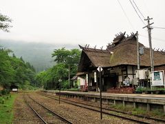 ただ今の時刻は５：40です。
散歩と言うよりも早朝巡回です。
湯野上温泉駅は８：30まで無人駅です。初列車が到着する前に線路や駅舎の異常の有無を確認します。（会津鉄道への感謝の気持ち）

駅舎…異常ナ～シ！
線路…異常ナ～シ！