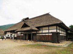 ■町並み展示館
大内宿の本陣は、会津若松と日光今市を結ぶ下野街道（南山通り・会津西街道）の拠点のひとつとして江戸時代初期に建てられ、会津藩の初代藩主・保科正之、二代藩主・正経が江戸参勤のためにこの街道を利用し、ここで昼食をとったという記録が残っています。この時の行列の総人数は約600人で、宿場内はたいへんなにぎわいであったといわれています。

大内宿は、戊辰戦争の戦場にもなったことから、本陣に関する記録、図面等が散失し発見されていません。このため現在ある建物は、同じ街道の糸沢宿、川島宿の本陣を参考に設計し、昭和59年に復元したものです。

大内宿町並み展示館として復元した本陣は、大内宿のほぼ中央に位置し、殿様専用の玄関（乗りこみ）、上段の間、風呂、雪隠があり、茅屋根のどっしりとした風格とともに当時の面影を色濃く再現しております。［説明文より］

・下郷町観光協会
　http://shimogo.jp/sightseeing/oouchijukumachinamitenjikan/
・会津下郷町
　http://town.shimogo.fukushima.jp/category/culture_tourism/culture/town_exhibition/