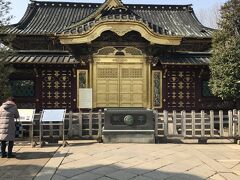 三代将軍徳川家光の意向で建立された上野東照宮。日本で唯一とされる金箔つきの「唐門」