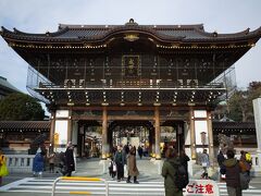 続いて訪れたのは成田山新勝寺。

到着したのがすでに午後2時過ぎだったせいか運良く近くの駐車場に止められましたが人多いですねぇ。