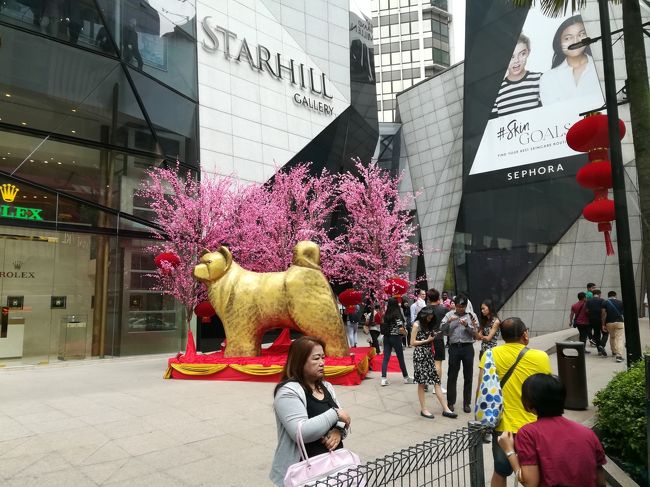 ダウンタウンのデパート前。戌年のオブジェ