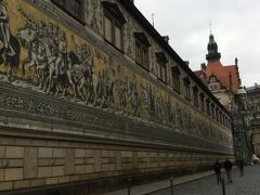 君主の行列とはアウグスト通りに面してあり
ドレスデン城（レジデンツ宮殿）北東側のシュタルホーフ(武芸競技場)の外壁に
おおよそ100ｍにわたりマイセン製磁器タイル約25000枚に
歴代君主35人の姿が描かれた壁画で1907年に製作されました。
街の85％が破壊されたドレスデン爆撃で奇跡的に残ったもので
ほぼオリジナルの状態です。
